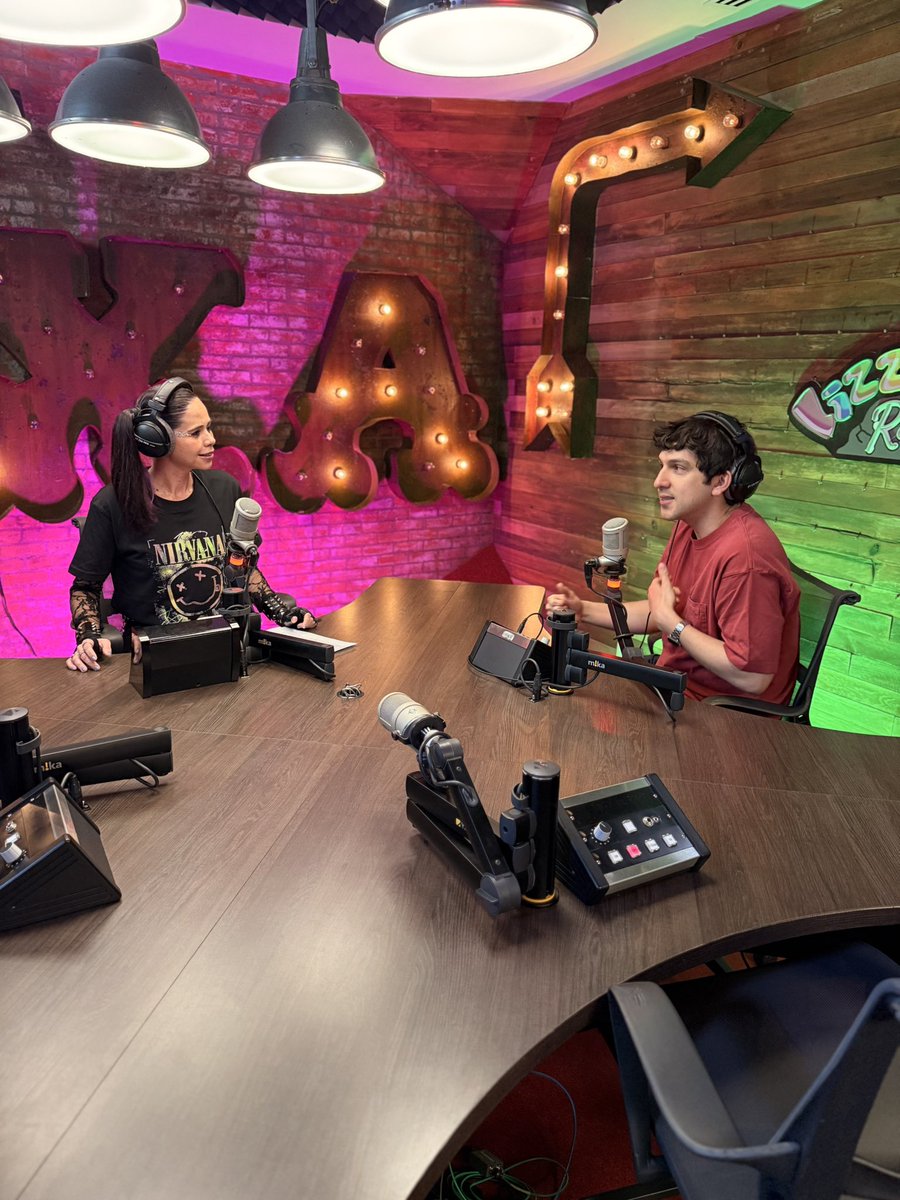 ExaFM's tweet photo. Este sábado nos acompañó en #LizzieRocksEnExa @jerryvelazquez 🙌🎶🎙️💚🎬 en el 104.9 FM 📻 https://t.co/6Gnm2jQYg8