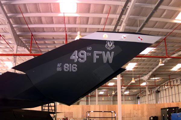 Daily F-117A photograph!

Nighthawk tail flash.

49th Fighter Wing at Holloman AFB, NM. 

Majority of the Nighthawks had 'HO' as their designation on the tail.