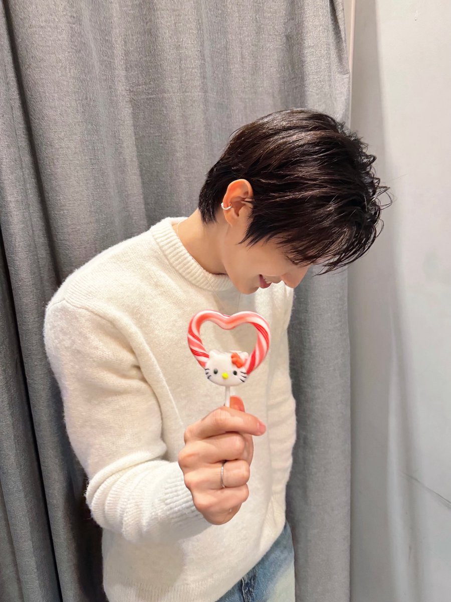 [📸] 260314 #STEVEN weverse post 

🦊: It's up to me! I'm embarrassed, so can you take it quickly? 🍬❤️