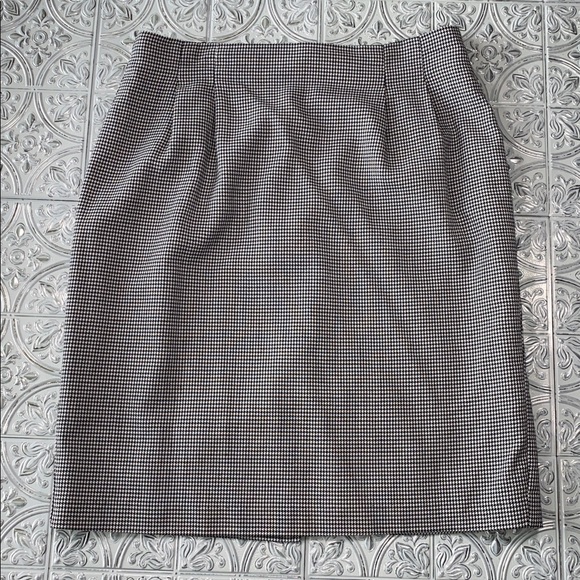 mavess301's tweet photo. #NYCC #skirt #houndstooth #blackwhite 
https://t.co/4mvAeJFMeu https://t.co/3gwecnnCJx