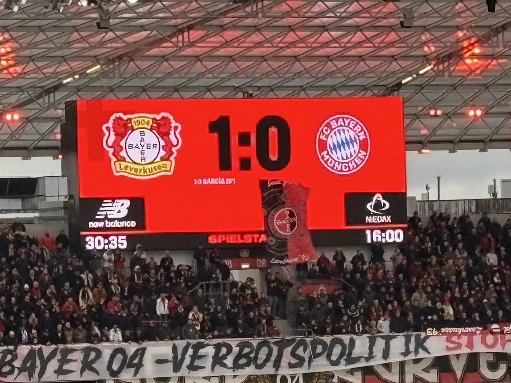 Das mit der Fahne ist schon super, liebe Pillendreher, aber verhüllt doch einfach gleich die Anzeigetafel, #christo -Style! #B04FCB