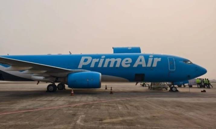 bengalwithrohit's tweet image. Amazon expands its dedicated Amazon Air network to #Northeast India ✈️ via the new Kolkata–Guwahati cargo route will boost connectivity across the seven sister states.

Civil Aviation Minister @RamMNK flagged off the inaugural flight to Guwahati.

#amazonair #amazon
