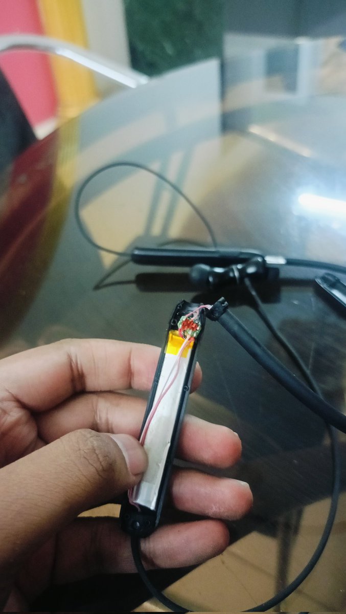 BeingFinix's tweet photo. @zeptocares @ZeptoNow @RockWithboAt I ordered Boat neckbands and received a defective product. I’ve been trying to contact support for 2 days but the system isn’t accepting my photos as proof. Extremely disappointing service.

Order ID: UGIRVNPIL57772 https://t.co/CzgbdkjVJU