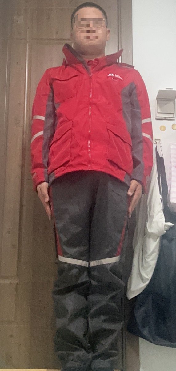 hey_jdl's tweet photo. 小哥明天休息啦，天气太热了，今天去理了个板寸，给大家站个军姿不标准版，蹲个犯人蹲。大家觉得小哥标不标准，该不该罚😂 https://t.co/n4qGCrWqSU