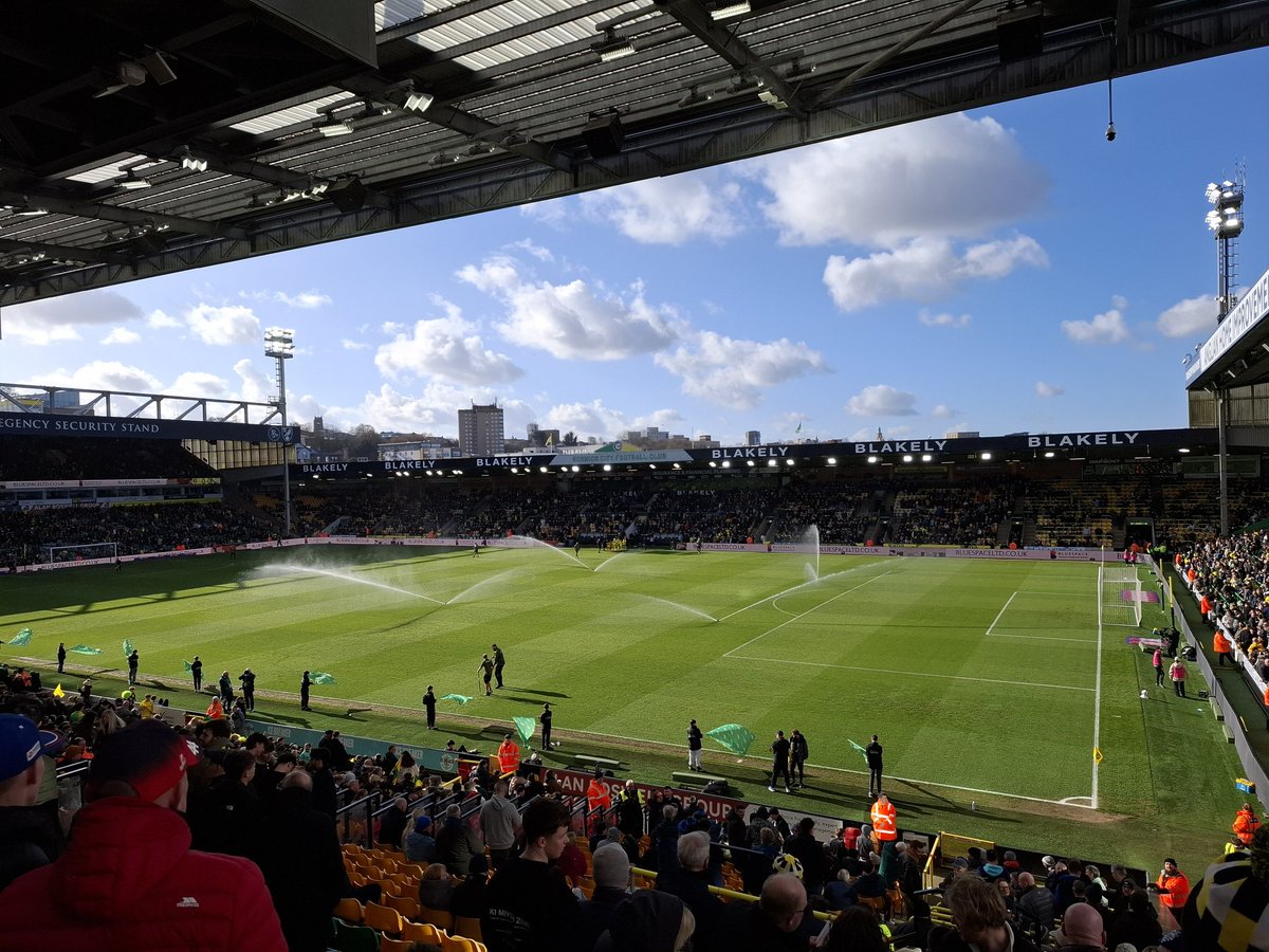 Julie Lowes tweet media