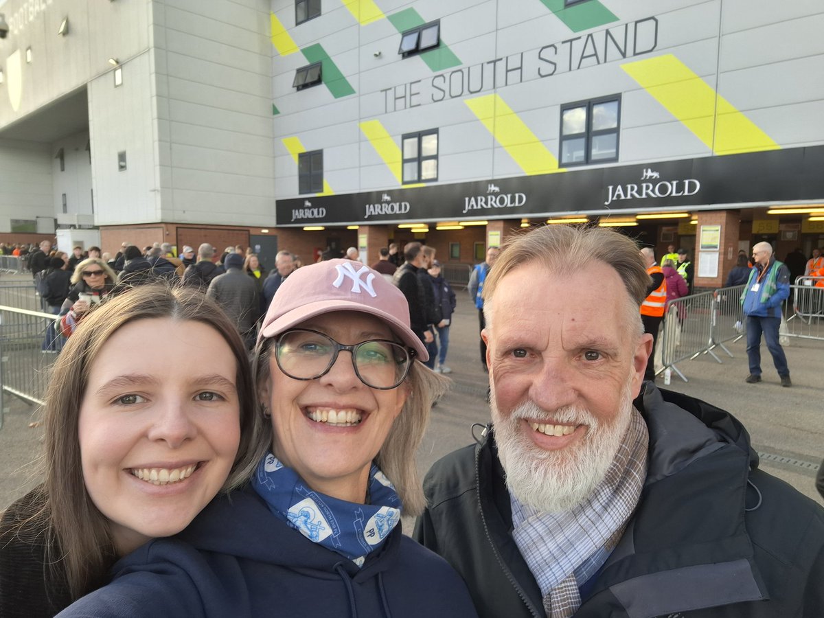 Julie Lowes tweet media