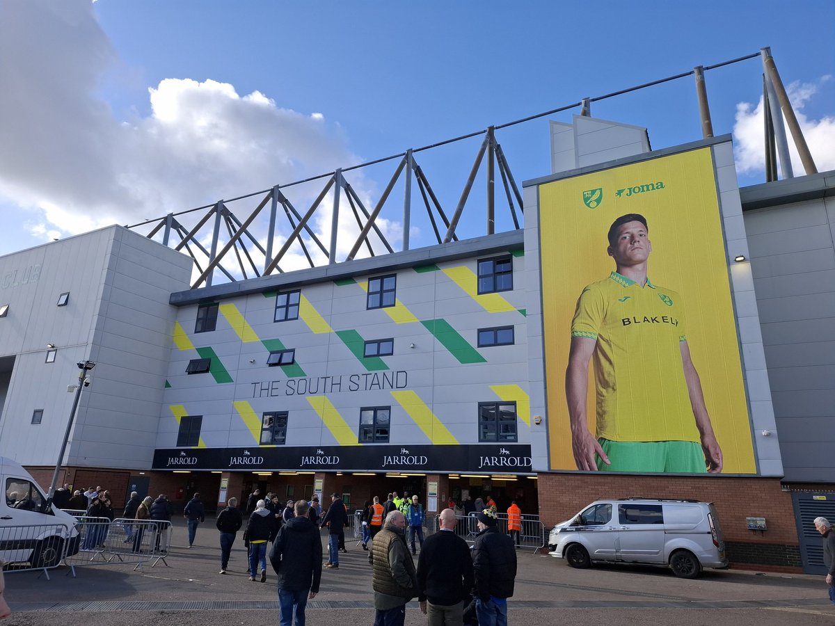 Julie Lowes tweet media