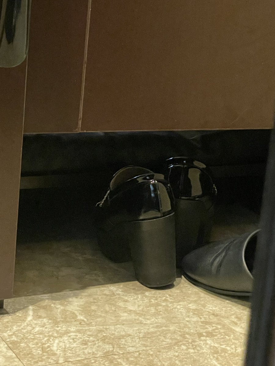 pipanst's tweet photo. 快活クラブで1人アナニーをしようと来店。斜め向かいのブースに厚底発見。
エナメルの厚底ローファーっぽくて、普段なら無関心だけど、今日は我慢できるか心配だ https://t.co/s6cnU61NDy