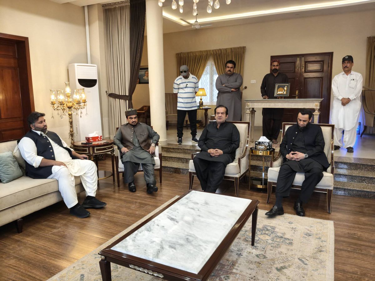 وفاقی وزیر اطلاعات و نشریات عطاء اللہ تارڑ کی کانجو فارم ہاؤس کہروڑپکا آمد، جہاں انہوں نے وزیر مملکت برائے توانائی عبدالرحمٰن خان کانجو سے ان کی والدہ ماجدہ کے انتقال پر گہرے دکھ اور افسوس کا اظہار کیا
#RenunciáAdorni