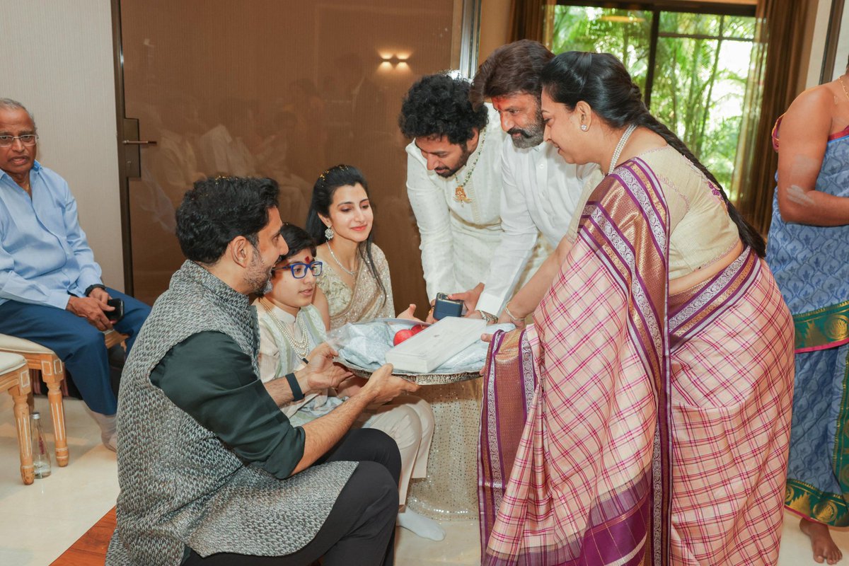 YoursmediaIn's tweet photo. దేవాన్ష్‌కు మేనమామ మోక్షజ్ఞ పంచెలు అందజేస్తున్న ఫోటో.

#Devaansh #Mokshagna https://t.co/d02gFLzbDR