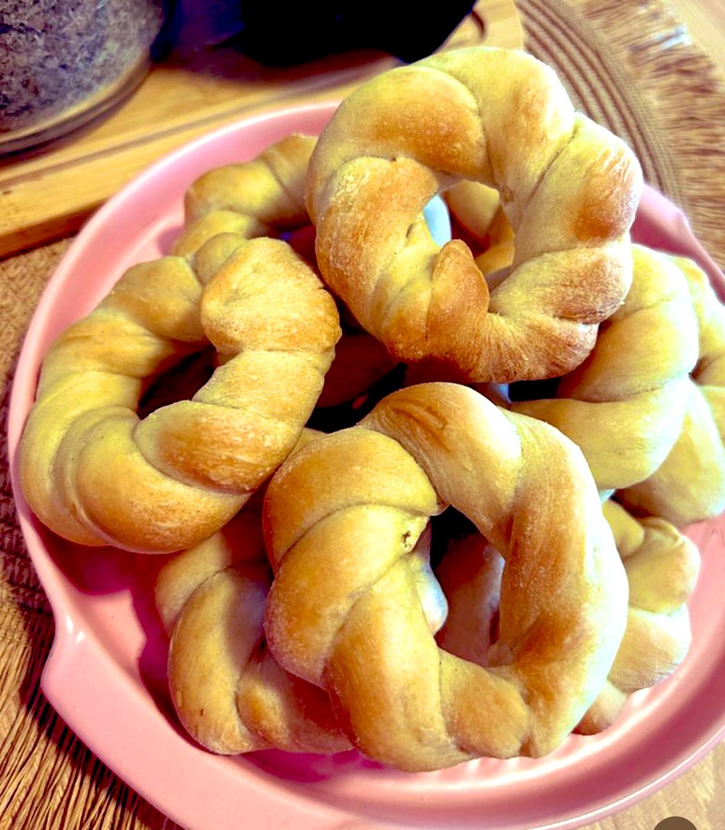 Silnari's tweet photo. ROSQUITAS DE GRASA 
Esta receta es ideal para mates , recién salidas del horno son un golazo y si las pintas con manteca en caliente son un mil.

También es una receta súper económica para quienes quieren emprender y recién arrancan.

Receta en hilo y el RT siempre puede despertar a un emprendedor dormido 👇