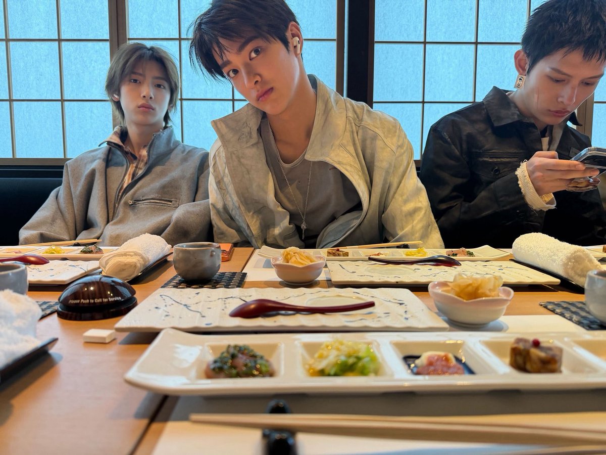 ahnkeonhopics's tweet photo. 👀

#KEONHO #건호 https://t.co/H6bXi1vwqC