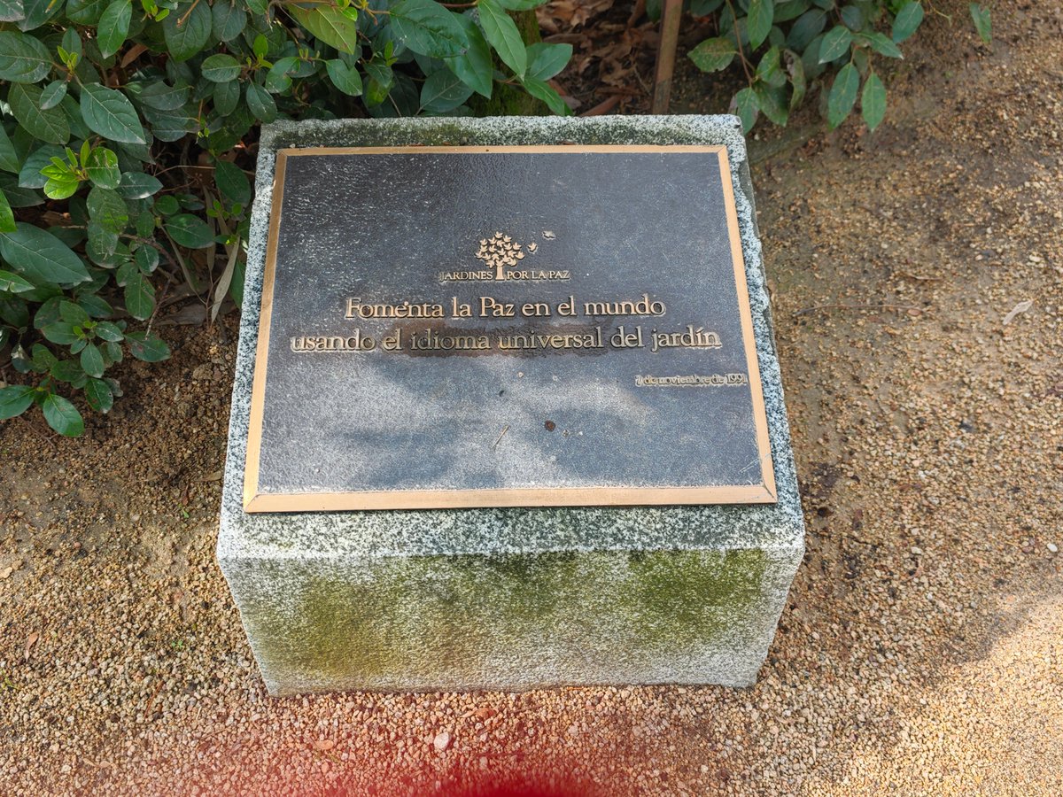 KatySnchez's tweet image. Esta placa conmemorativa situada en el Real Jardín Botánico de Madrid invita a reflexionar sobre la convivencia armónica. #botánico #jardin #placa #paz #convivencia #hacerfotos