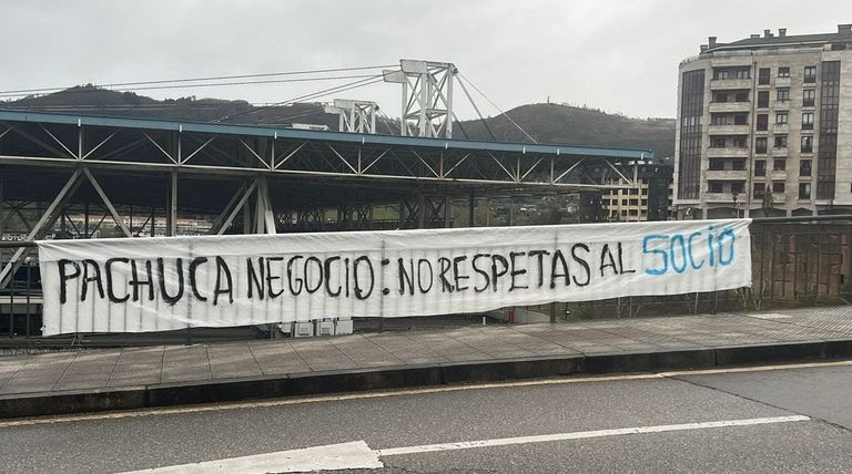 Barras_LATAM's tweet photo. 🇪🇸🇲🇽 Los hinchas del Real Oviedo dejaron banderas contra el Grupo Pachuca por toda la ciudad.

Grupo Pachuca adquirió el 51% del Real Oviedo en 2022.

La gente del Real Oviedo lleva tiempo protestando contra el grupo Pachuca por la gestión tanto social como deportiva del club. https://t.co/B8534JpXno