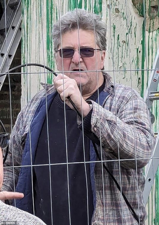 Credevamo fosse un quarantenne con lo sguardo da tenebroso, invece ci ritroviamo il Senatore Cappelli mentre aspetta i risultati della conta dei trigliceridi.

#Banksy