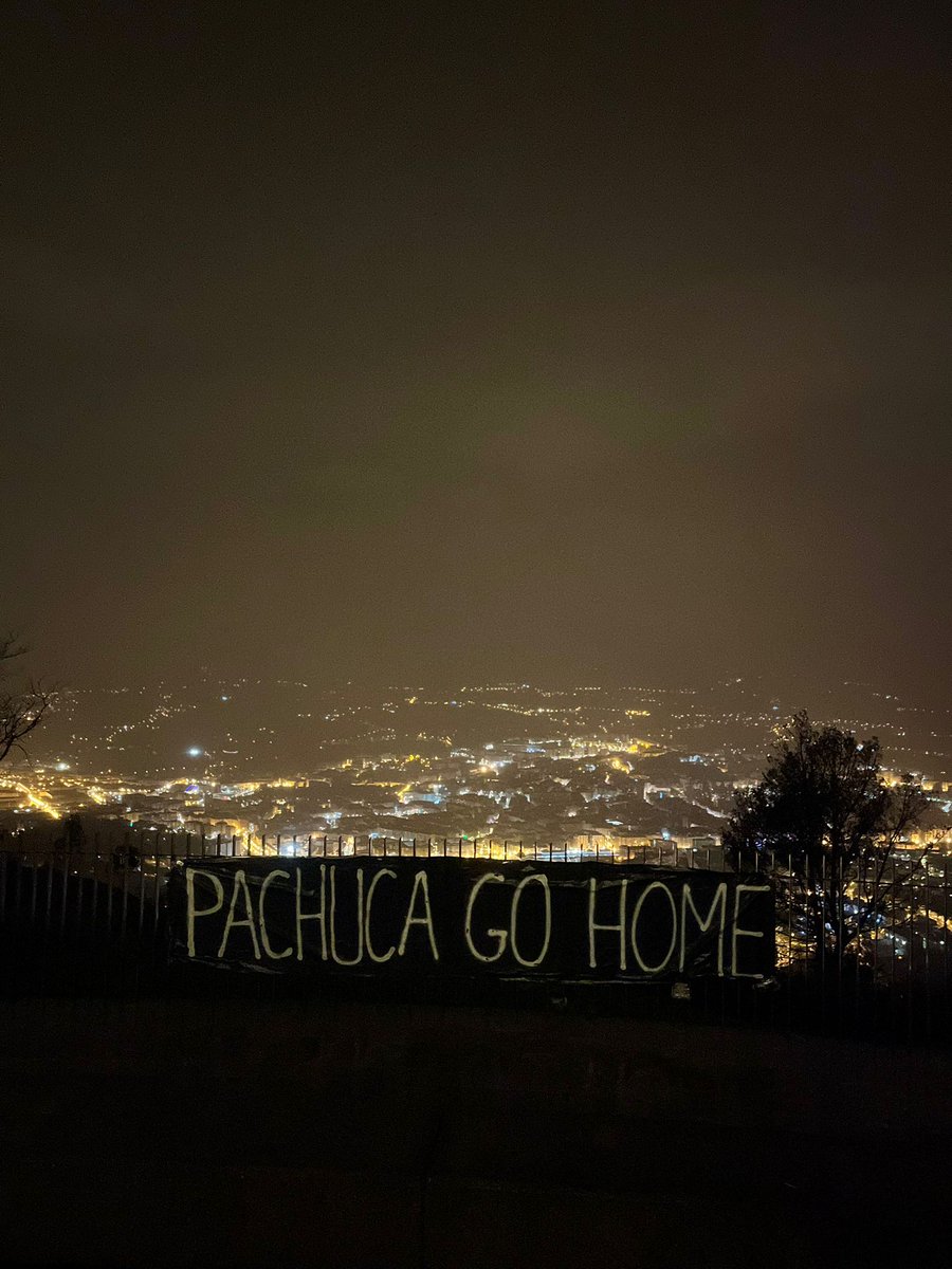 Barras_LATAM's tweet photo. 🇪🇸🇲🇽 Los hinchas del Real Oviedo dejaron banderas contra el Grupo Pachuca por toda la ciudad.

Grupo Pachuca adquirió el 51% del Real Oviedo en 2022.

La gente del Real Oviedo lleva tiempo protestando contra el grupo Pachuca por la gestión tanto social como deportiva del club. https://t.co/B8534JpXno