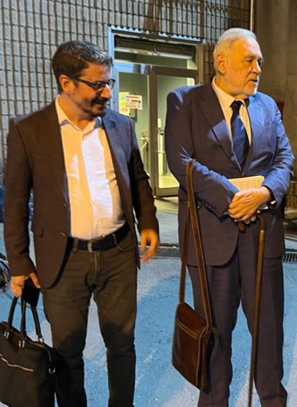 ibrahimbaran's tweet photo. İlber Ortaylı sevabıyla günahıyla ebedi aleme göçtü. Efendimiz (sav) "Ölülerinizin iyiliklerini, güzelliklerini anın. Kötülüklerini sarfı nazar edin." buyuruyorken biz kim oluyoruz da "öyle yaptı, böyle yaptı" diye konuşabiliyoruz? Allah taksiratını affeylesin demek çok mu zor?! https://t.co/m4ybj2EEQ3