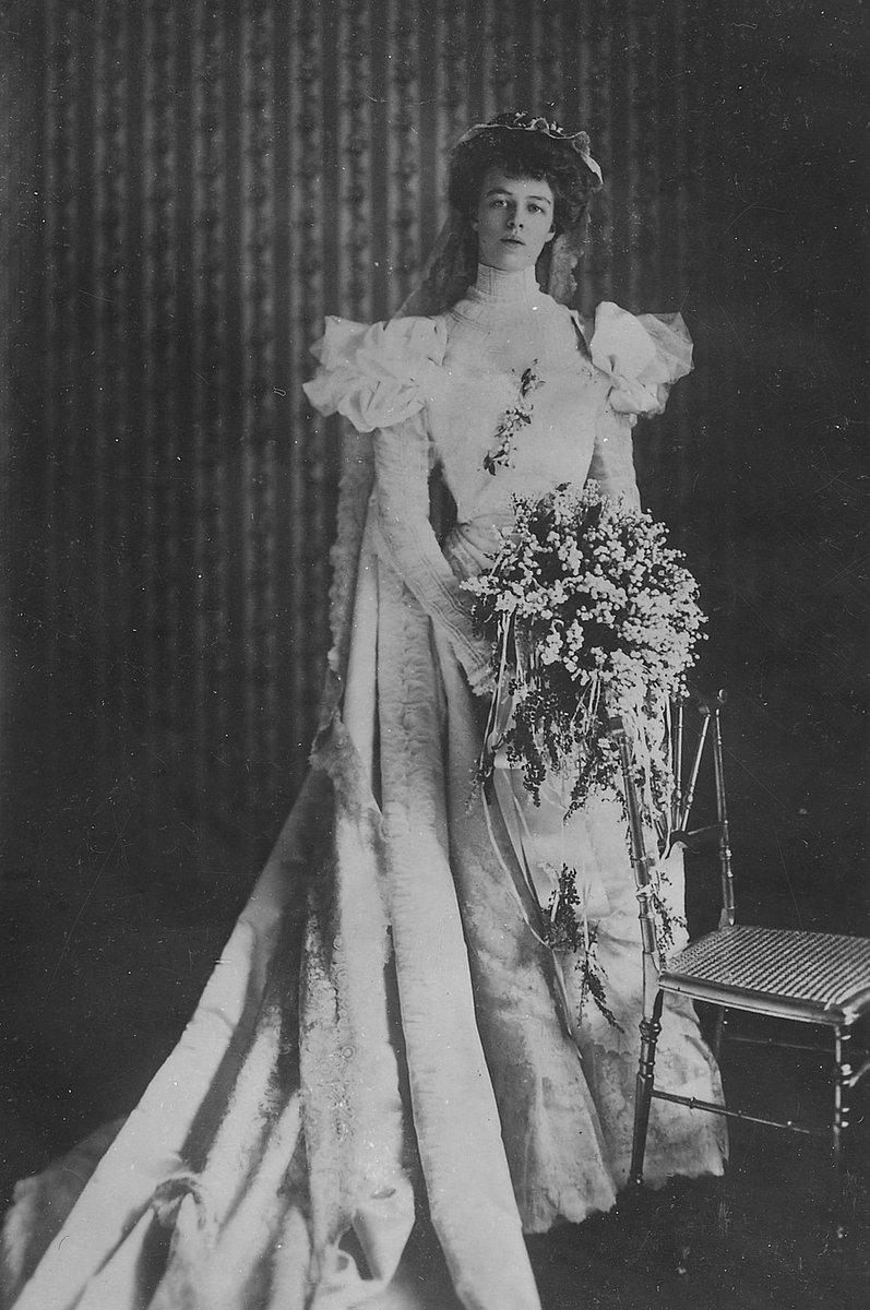 URDailyHistory's tweet image. 17 Mar 1905: Anna Eleanor Roosevelt, niece of #President Theodore Roosevelt, marries her fifth cousin, Franklin Delano #Roosevelt in New York. Teddy “gave her away.” #FDR #History #OTD #ad amzn.to/3d7wNOg