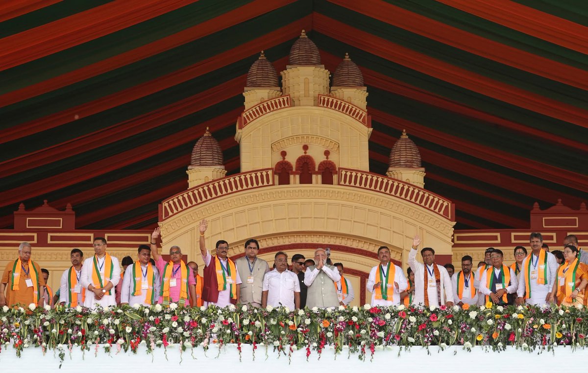 BJPChandankr's tweet photo. आज कोलकाता के ऐतिहासिक ब्रिगेड परेड ग्राउंड में माननीय प्रधानमंत्री श्री @narendramodi जी की विशाल जनसभा आयोजित हुई। जनसभा में उमड़ा जनसैलाब और लोगों का उत्साह साफ़ संकेत दे रहा है कि पश्चिम बंगाल अब परिवर्तन चाहता है और भाजपा के साथ आगे बढ़ना चाहता है।लोगों का जोश और समर्थन यह स्पष्ट बता रहा है कि इस बार पश्चिम बंगाल में भाजपा प्रचंड मतों से विजय प्राप्त करने जा रही है। जनसभा का वातावरण ऊर्जा, उत्साह और परिवर्तन के संकल्प से भरा हुआ था।
@sunilbansalbjp