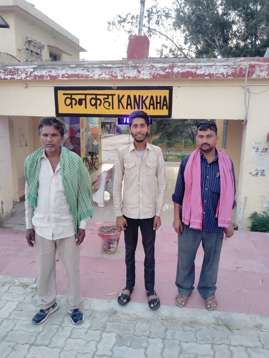 AISMA_LKO's tweet photo. KKAH के स्टे•मास्टर अरविंद साहू जी ने एक दिव्यांग मूक-बधिर लड़के को जो दिनाँक 01/03 से घर से गायब था आज 14 दिन बाद उसके परिवार से मिलाया परिवार ने रेलवे और स्टे• मास्टर जी को धन्यवाद प्रेषित किया
@drm_lko
@SrDOMLKO 
@RailMinIndia 
@PMOIndia 
@RailwayNorthern 
@GM_NRly https://t.co/wo6D8FbtOQ