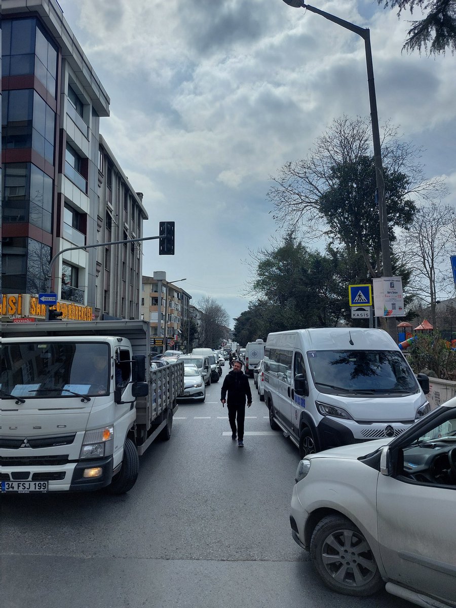 Yer: Parkönü cad. Kartaltepe mah. Bakırköy
Tarih: 14 Mart 2026 12.54
Ben bir #bakırköy sakini olarak neden bu caddeden rahatça geçemiyorum? Park yasağı olan yerden arabalar çekilsin. <a href="/BakirkoyBld/">Bakırköy Belediyesi</a> <a href="/Bakirkoygovtr/">Bakırköy Kaymakamlığı</a> <a href="/bakirkoybldy_tv/">Bakırköy Belediyesi TV</a> <a href="/bakirkoykent/">Bakrky Kent Konseyi</a>
<a href="/TrafikEgm/">EGM Trafik Başkanlığı</a>