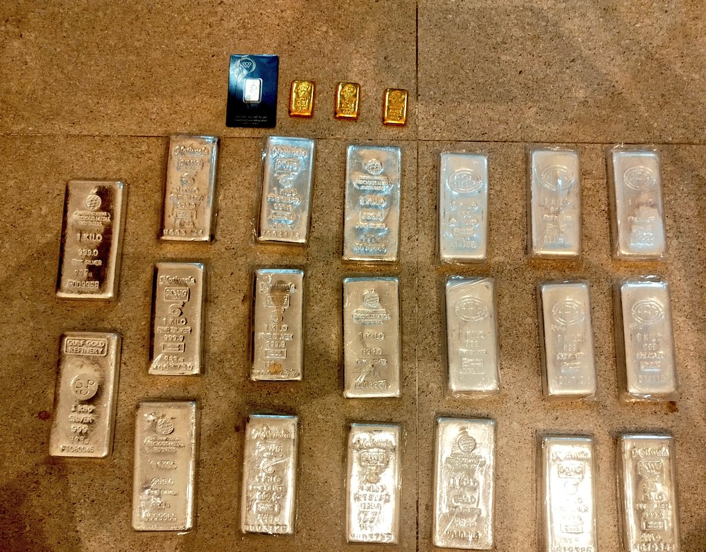 KolWith1Sol's tweet image. all my physical metal stacks

(the 4 gold at the top is worth more than the 20 bars of silver below)

#GOLD #silversqueeze