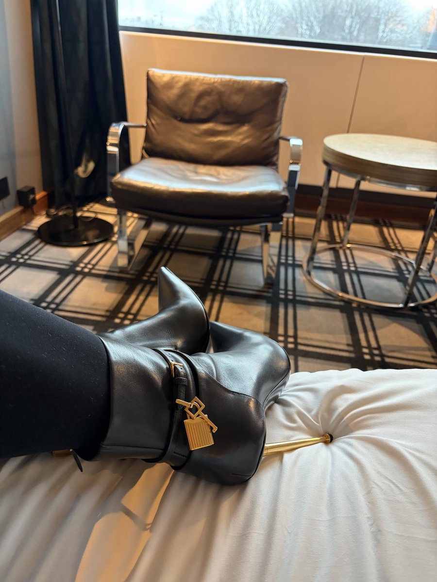queenfeet98's tweet photo. Collecting cuck keys tonight in Oslo🔐 https://t.co/vIuTRl4NUh