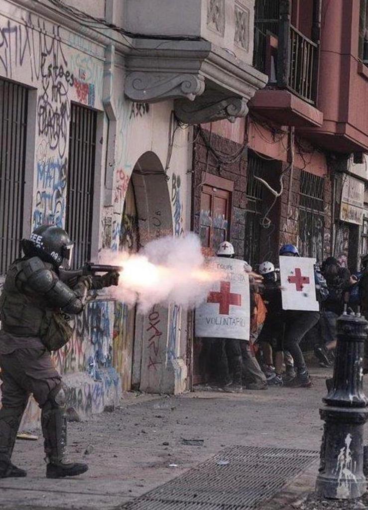 ZURDOeterno's tweet photo. @arturo_squella Los q defienden la PATRIA ya comienza a parecer disco rayado, los patriotas q quieren impunidad por actuar como verdaderos Asesinos.
"Maldito el que vuelve las armas contra su pueblo". Hay q parar la monserga de la PATRIA, esta la componen todos los nacidos en ella
#PacosCuliaos https://t.co/sAKq0N5zDQ