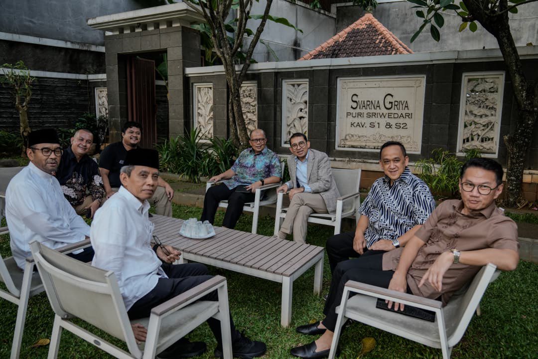fadlizon's tweet photo. Sore ini, saya berkesempatan silaturahim dan berdiskusi dengan Bapak U. Saefudin Noer di kediamannya. https://t.co/reYvabT0sp