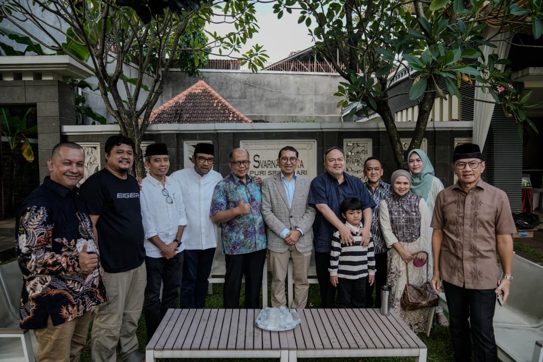 fadlizon's tweet photo. Sore ini, saya berkesempatan silaturahim dan berdiskusi dengan Bapak U. Saefudin Noer di kediamannya. https://t.co/reYvabT0sp