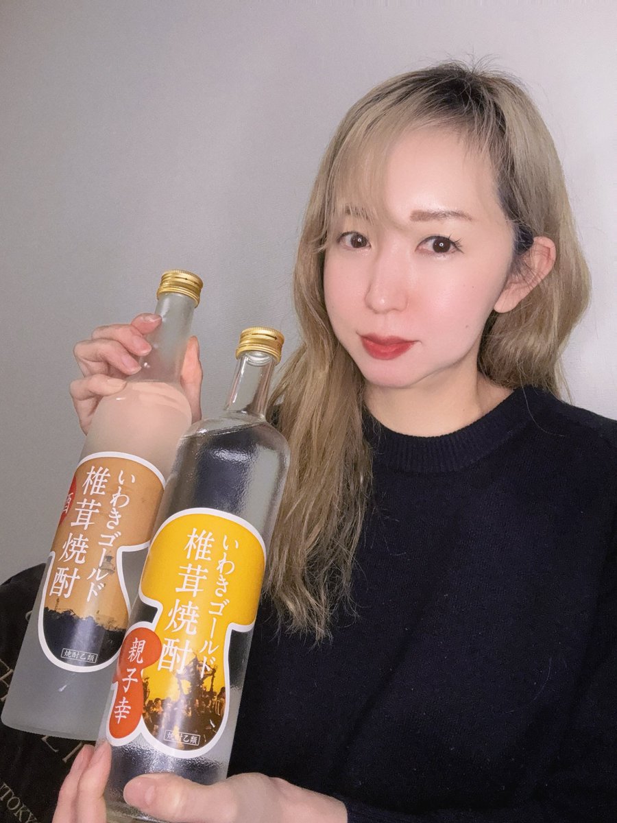 natsumi_drummer's tweet photo. 作業のお供に最近飲んでますけど（笑）
昨年から焼酎にはまってます😆😆

ちょっとめずらしい焼酎飲んでみたよ❗️✨
いわき市ブランド、高級椎茸いわきゴールド使用の椎茸焼酎、お湯割りで✨

親子幸（25度/720ml）さっぱりまろやか
原酒（38度/500ml）は濃厚🙄🙄

どちらも苦味が少なく、甘味を少し感じる⭕️椎茸の香りも⭕️

おつまみに、チーズも合うなぁ🥰🥰

気になった方は
こちらからどうぞ💁‍♀️
https://t.co/easNue1KgW

PR
#いわきゴールド椎茸焼酎 #いわき市 #お酒 #地酒 #椎茸焼酎 #福島県 #酒のいしかわ #飲み比べ #カラキャス