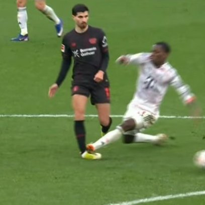 centregoals's tweet photo. 🚨🚨| RED CARD FOR NICOLAS JACKSON FOR A HORRIBLE CHALLENGE AND BAYERN MUNICH ARE DOWN TO 10 MEN!! 🟥 https://t.co/MoFdBlmje1