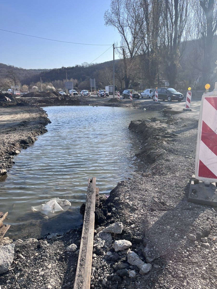 milica_baltic's tweet photo. 🚧Osam godina rade Bulevar Patrijarha Pavla.

🚧Osam godina im je bilo potrebno da dodju do ovog dela, na račvanju sa Topčiderskom ulicom.

I opet nekako nisu predvideli problem pozemnih voda pa sad imamo bazen, all inclusive, radi 24/7.

Radnik na gradilištu mi reče : “Pojma nemam, biće valjda neka drenaža.”

Završetak radova se očekuje na jesen i pravo da vam kažem - jedva čekam!