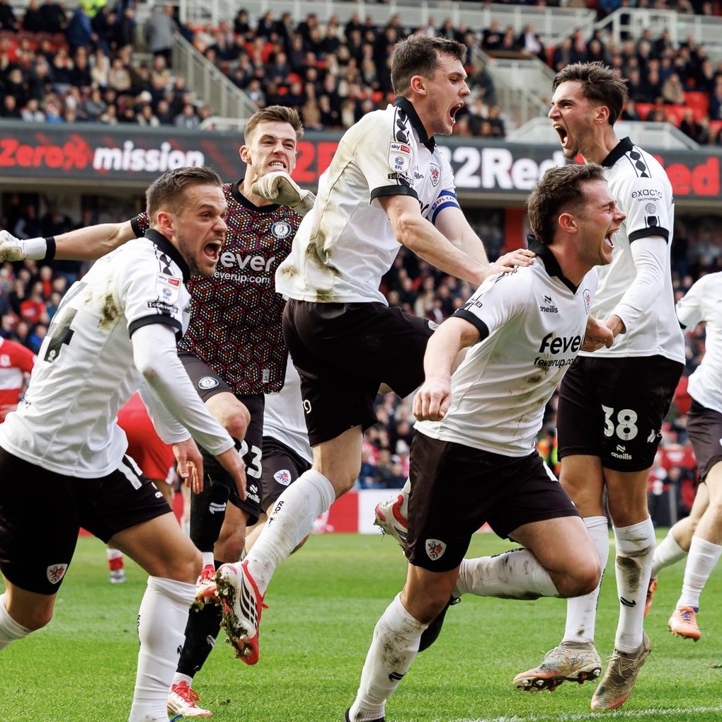 robinoverhere tweet media