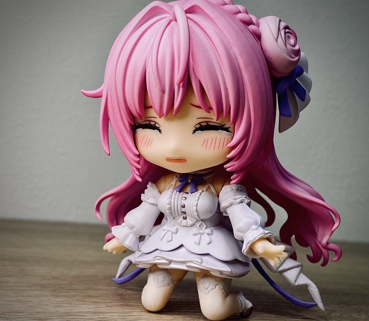 #深夜のねんどろ撮影６０分一本勝負
#nikke
3/14【ほわいとでー】
遅刻しました！ 
「ホワイトデーのお返しする相手がいないって、チョコもらってないって事ですか！えっ、そもそも普段から誰からも声かけられないって？そんな！！」
悲しみにひざまずくドロシー。
もうやめて。