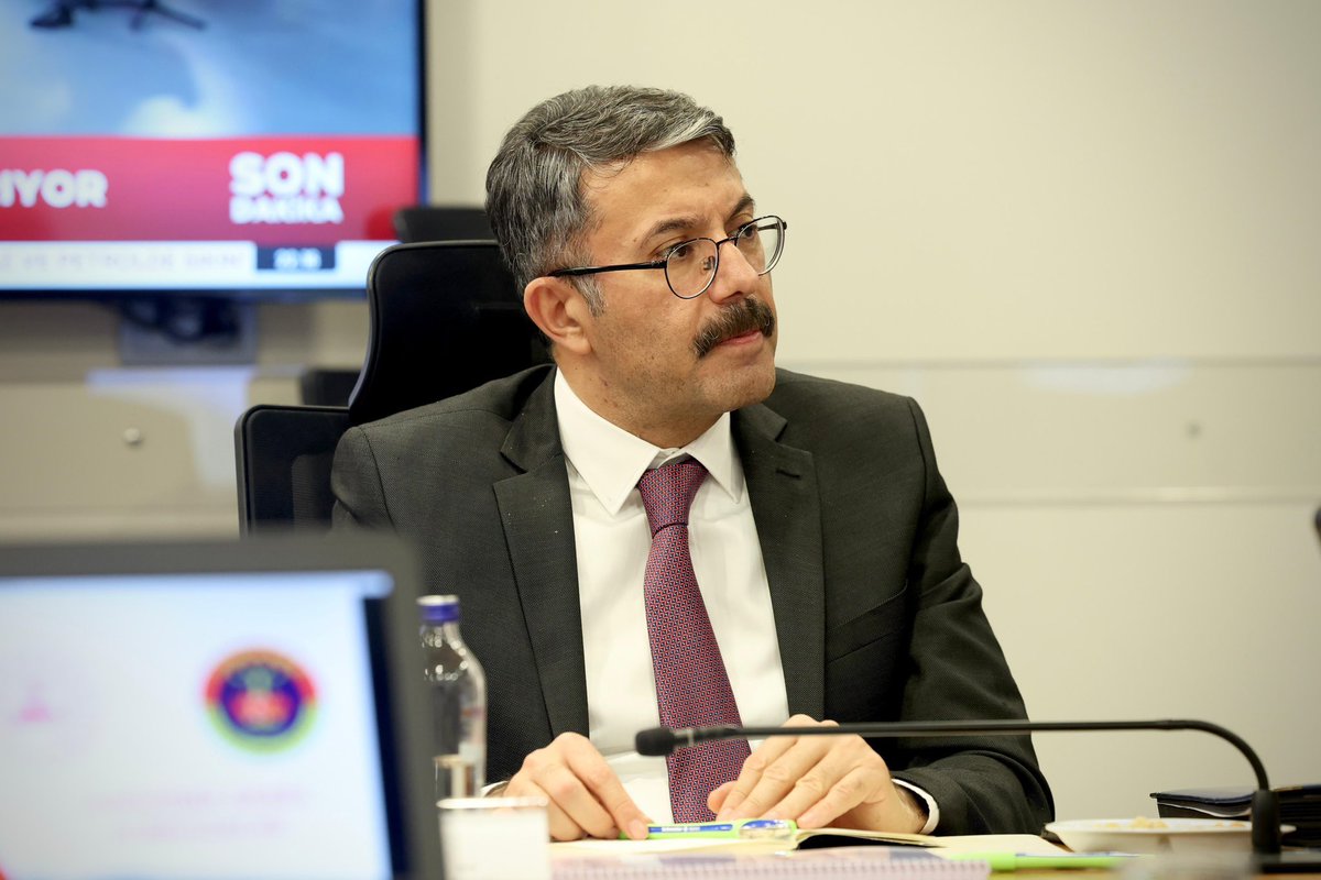 valialicelik's tweet photo. 📍 Destek Hizmetleri Dairesi Başkanlığı

İçişleri Bakanımız Sayın @mustafaciftcitr’ye Destek Hizmetleri Dairesi Başkanlığımızın yürüttüğü projeler ve bütçe planlamasına dair bilgi arzında bulunduk, talimatlarını aldık. 

Hükümet konaklarımızdan araç envanterine, taşra teşkilatımızın fiziki şartlarından personel durumuna kadar birçok konuyu milletimize daha etkin hizmet sunma gayesiyle değerlendirdik.

Sayın Bakanımızın talimatları doğrultusunda, kamu imkânlarını en doğru yerde kullanarak milletimize daha güçlü ve daha etkin hizmet sunma gayretindeyiz.