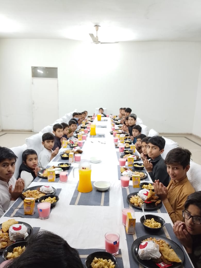 social_punjab's tweet image. محکمہ کے زیرِ انتظام اداروں میں مقیم بچوں، خواتین اور بزرگوں کے لیے آج افطار کے بہترین انتظامات کیے گئے۔ افطار کے وقت مقیم افراد کو صاف ستھرے ماحول میں معیاری اشیائے افطار فراہم کی گئیں.
#SohailShaukatButt #SocialWelfareDepartment #ramadan2026 #secretarysocialwelfare