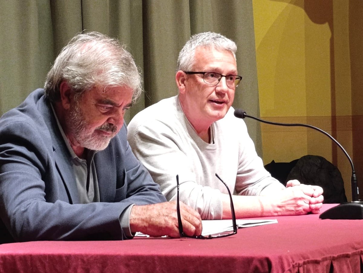 santhilari's tweet photo. 🎙️ Ahir Gorka Knörr va impartir una conferència per reflexionar sobre el present i el futur de les nacions i la seva relació amb els estats en un acte organitzat per Poetes i Músics per la República

✒️ El polític de pare basc i mare catalana va acabar la xerrada mostrant també la seva faceta de cantautor i va signar el Llibre d'Honor de l'Ajuntament de Sant Hilari Sacalm