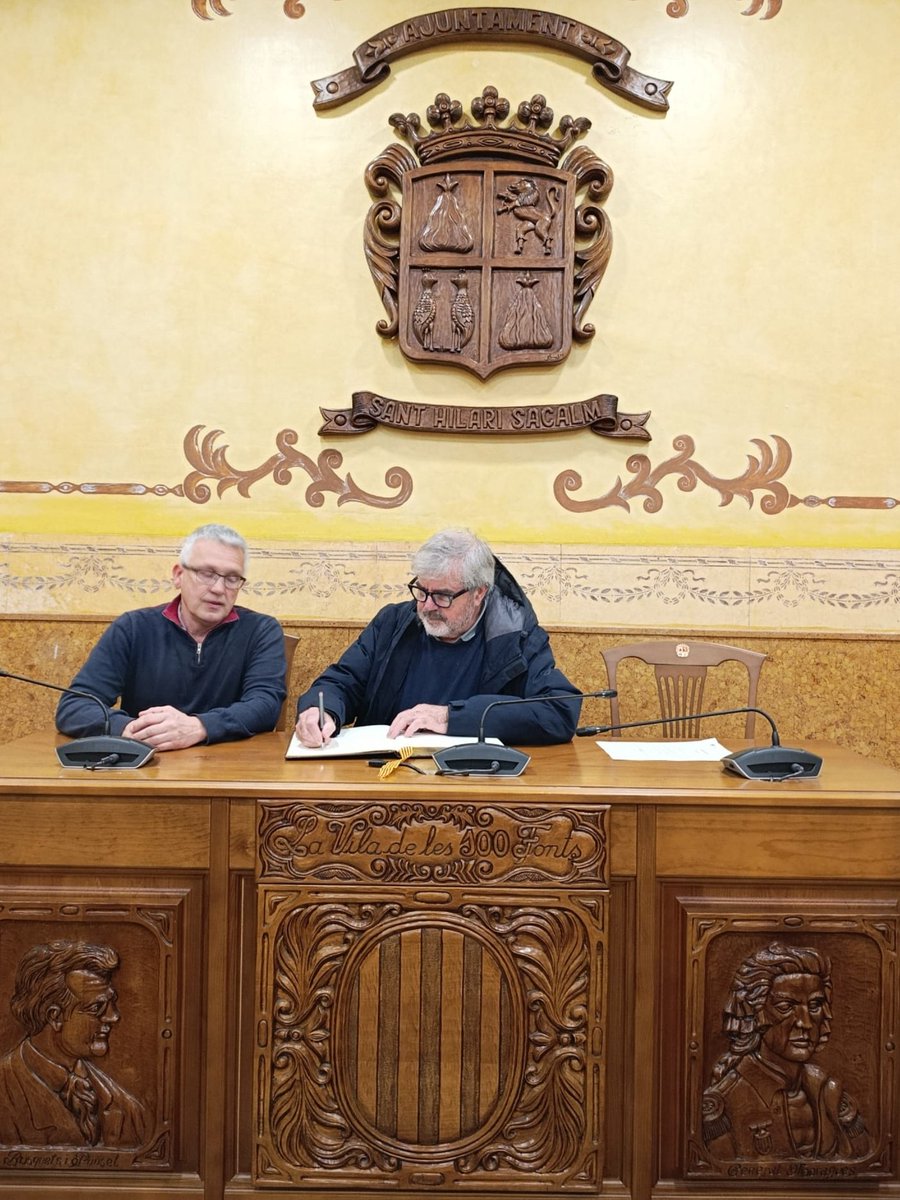 santhilari's tweet photo. 🎙️ Ahir Gorka Knörr va impartir una conferència per reflexionar sobre el present i el futur de les nacions i la seva relació amb els estats en un acte organitzat per Poetes i Músics per la República

✒️ El polític de pare basc i mare catalana va acabar la xerrada mostrant també la seva faceta de cantautor i va signar el Llibre d'Honor de l'Ajuntament de Sant Hilari Sacalm