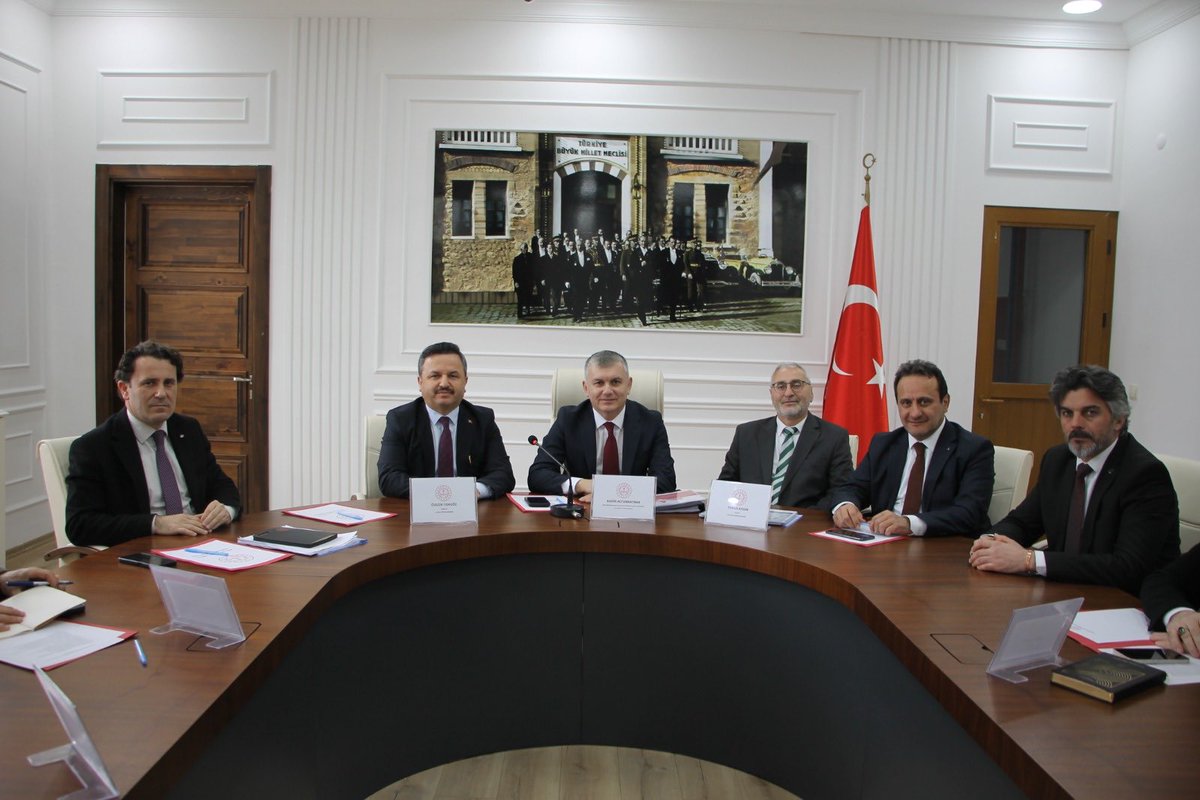 İlçe Milli Eğitim Müdürleri Toplantısı İl Milli Eğitim Müdürümüz Sn.Özgür TOKGÖZ'ün başkanlığındaMEB Hayat BoyuÖğrenmeGenelMüd.Açık Öğr.DaireBaş. Sn.Kadir ALTUNKAYNAK'ın teşrifleriyle,İl Milli Eğitim Müdür Yard. ve İlçe Milli EğitimMüdürlerimizlePiraziz' de yapıldı