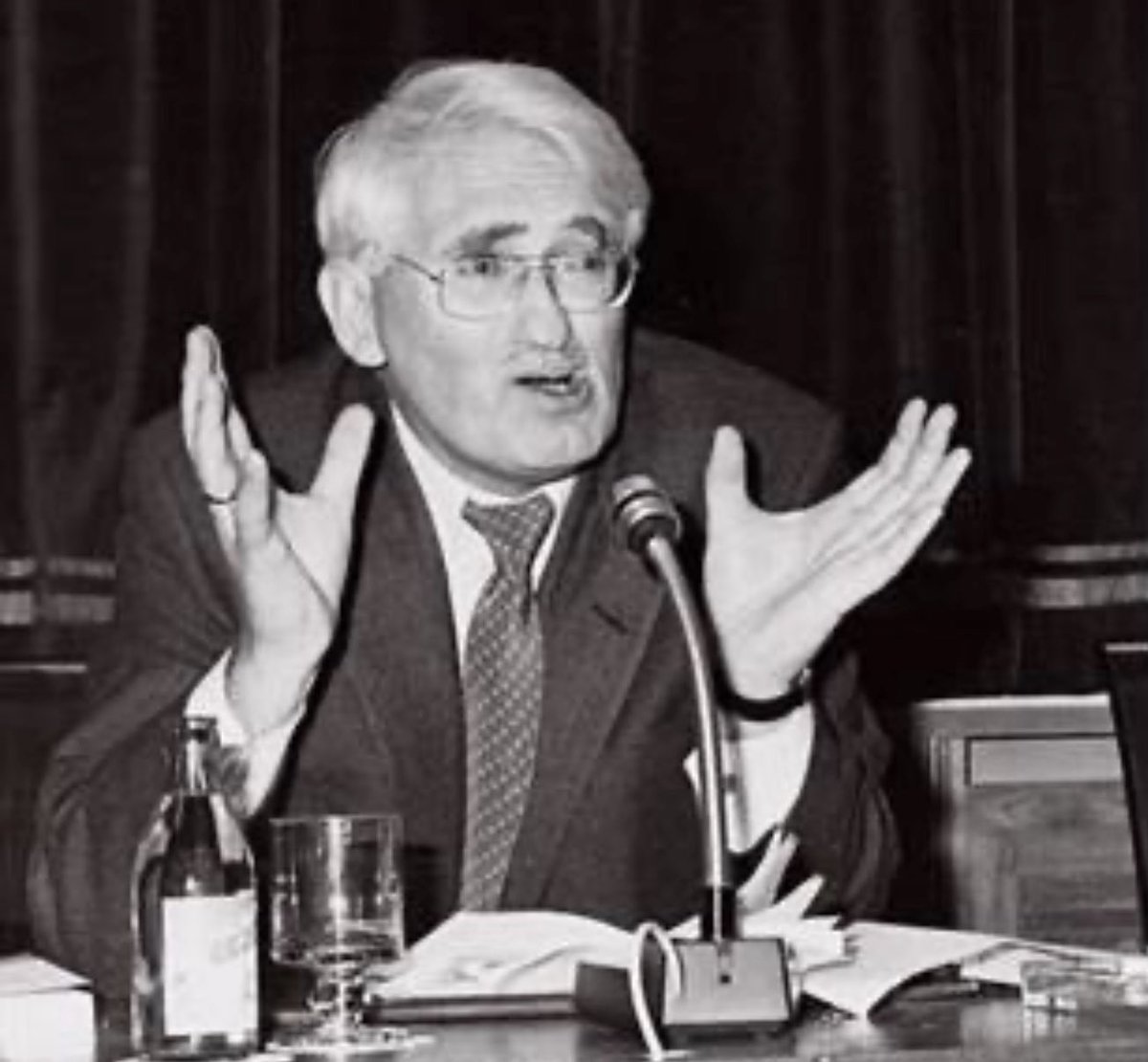 beltrandelrio's tweet photo. Hoy el mundo despide a Jürgen Habermas, el filósofo que nos enseñó que la palabra es nuestra mejor herramienta contra la barbarie. Su legado no es sólo académico; es una hoja de ruta para salvar la democracia en la era de la polarización https://t.co/ViUnggMvf4