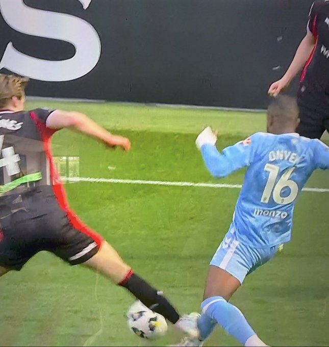 Southampton leaving it in on Coventry 👀

Neither one a yellow card btw.