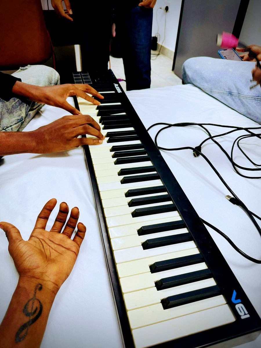 Apolloisagod 💜💡 tweet media