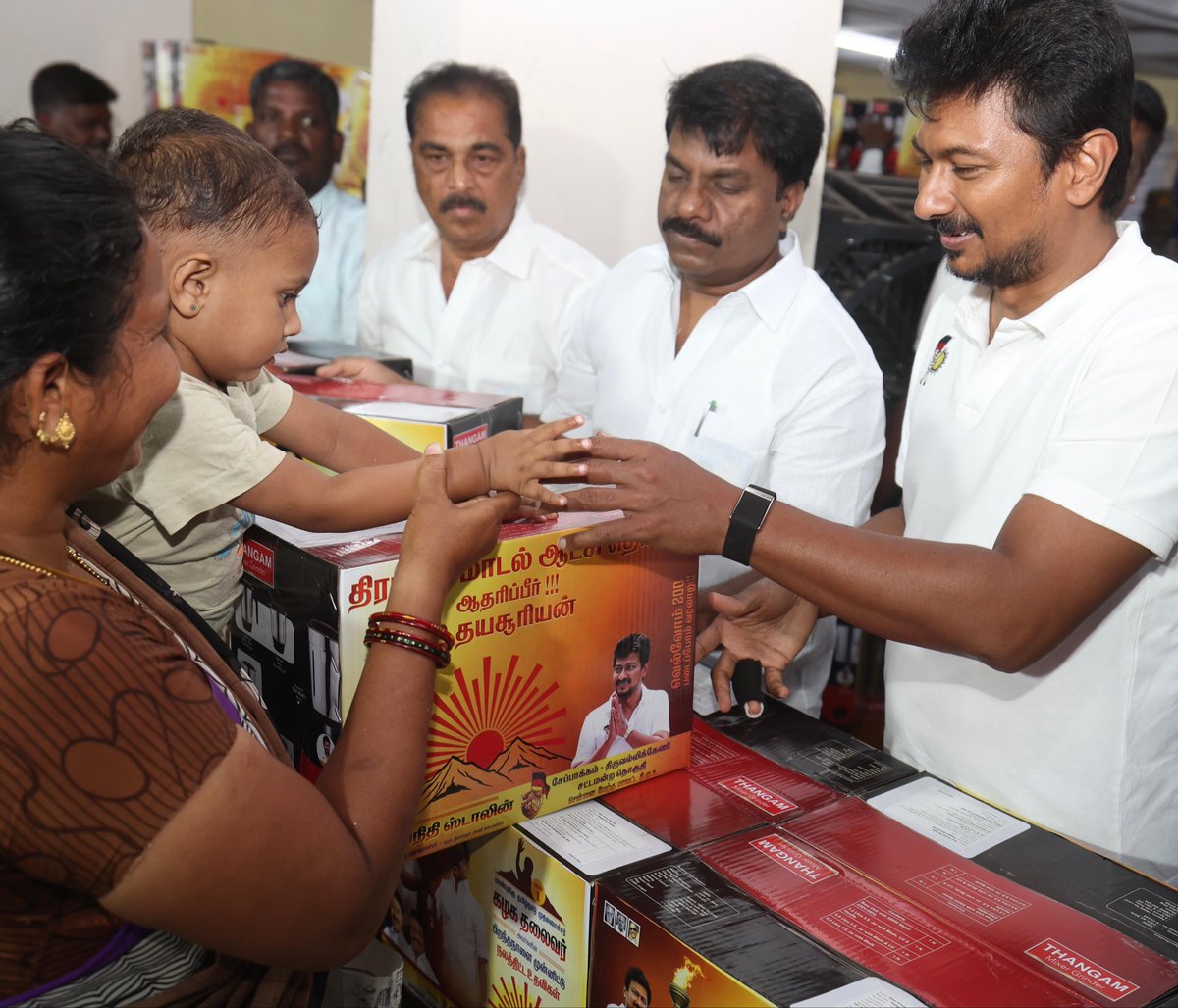 Udhaystalin's tweet photo. மாண்புமிகு முதலமைச்சர் @mkstalin அவர்களின் பிறந்த நாளை முன்னிட்டு நம் #ChepaukTriplicane தொகுதி, திருவல்லிக்கேணி பகுதி, 116 - அ வட்டக் கழகத்துக்குட்பட்ட வி.ஆர். தெருவில் இன்று நடந்த நலத்திட்ட உதவிகள் வழங்கும் விழாவில் 1300 பேருக்கு நலத்திட்ட உதவிகள் வழங்கினோம்.

அங்கு திரண்டிருந்த மக்களின் வாழ்த்துகளில் மகிழ்ந்தோம்.

@Dayanidhi_Maran @nchitrarasu  @ARPMKamaraj
#Sasikumar