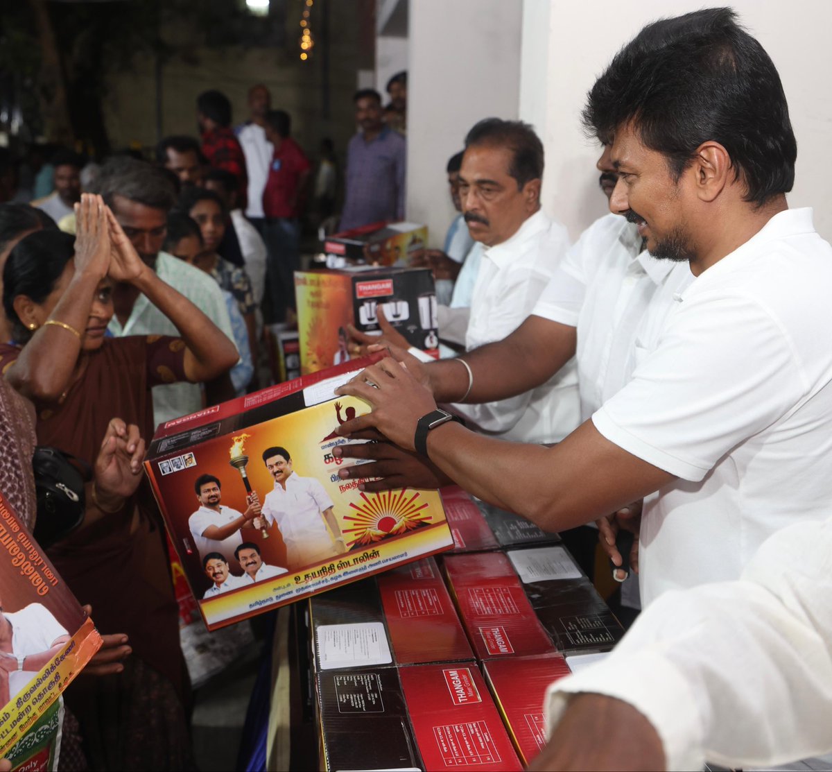 Udhaystalin's tweet photo. மாண்புமிகு முதலமைச்சர் @mkstalin அவர்களின் பிறந்த நாளை முன்னிட்டு நம் #ChepaukTriplicane தொகுதி, திருவல்லிக்கேணி பகுதி, 116 - அ வட்டக் கழகத்துக்குட்பட்ட வி.ஆர். தெருவில் இன்று நடந்த நலத்திட்ட உதவிகள் வழங்கும் விழாவில் 1300 பேருக்கு நலத்திட்ட உதவிகள் வழங்கினோம்.

அங்கு திரண்டிருந்த மக்களின் வாழ்த்துகளில் மகிழ்ந்தோம்.

@Dayanidhi_Maran @nchitrarasu  @ARPMKamaraj
#Sasikumar