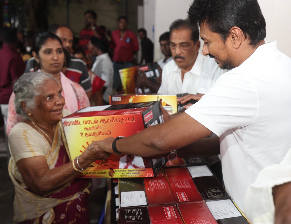 Udhaystalin's tweet photo. மாண்புமிகு முதலமைச்சர் @mkstalin அவர்களின் பிறந்த நாளை முன்னிட்டு நம் #ChepaukTriplicane தொகுதி, திருவல்லிக்கேணி பகுதி, 116 - அ வட்டக் கழகத்துக்குட்பட்ட வி.ஆர். தெருவில் இன்று நடந்த நலத்திட்ட உதவிகள் வழங்கும் விழாவில் 1300 பேருக்கு நலத்திட்ட உதவிகள் வழங்கினோம்.

அங்கு திரண்டிருந்த மக்களின் வாழ்த்துகளில் மகிழ்ந்தோம்.

@Dayanidhi_Maran @nchitrarasu  @ARPMKamaraj
#Sasikumar