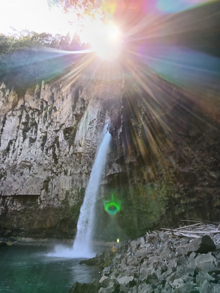 天孫降臨の宮崎県五ヶ瀬の
神の滝。
ブロッケン現象が金色の小人が降りてきたみたい風で可愛い👽🪐🌍
#ブロッケン現象  ＃宮崎県 ＃天孫降臨 #宇宙人  #UFO