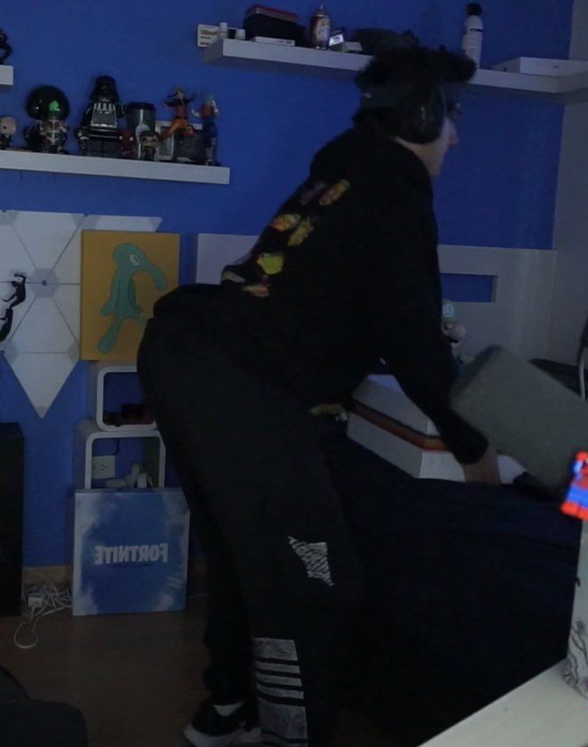 Lucy_Chan2219's tweet photo. Que no les engañe esa cara, Roier es todo menos alguien tranquilo
Suele tirarse pedos en Stream, tiene mal internet, le falta tripa, una vez nos llevo a orinar con él, es bien grosero y tiene un culote 🍑
Es el trasero de México https://t.co/jHyX9rMtlP