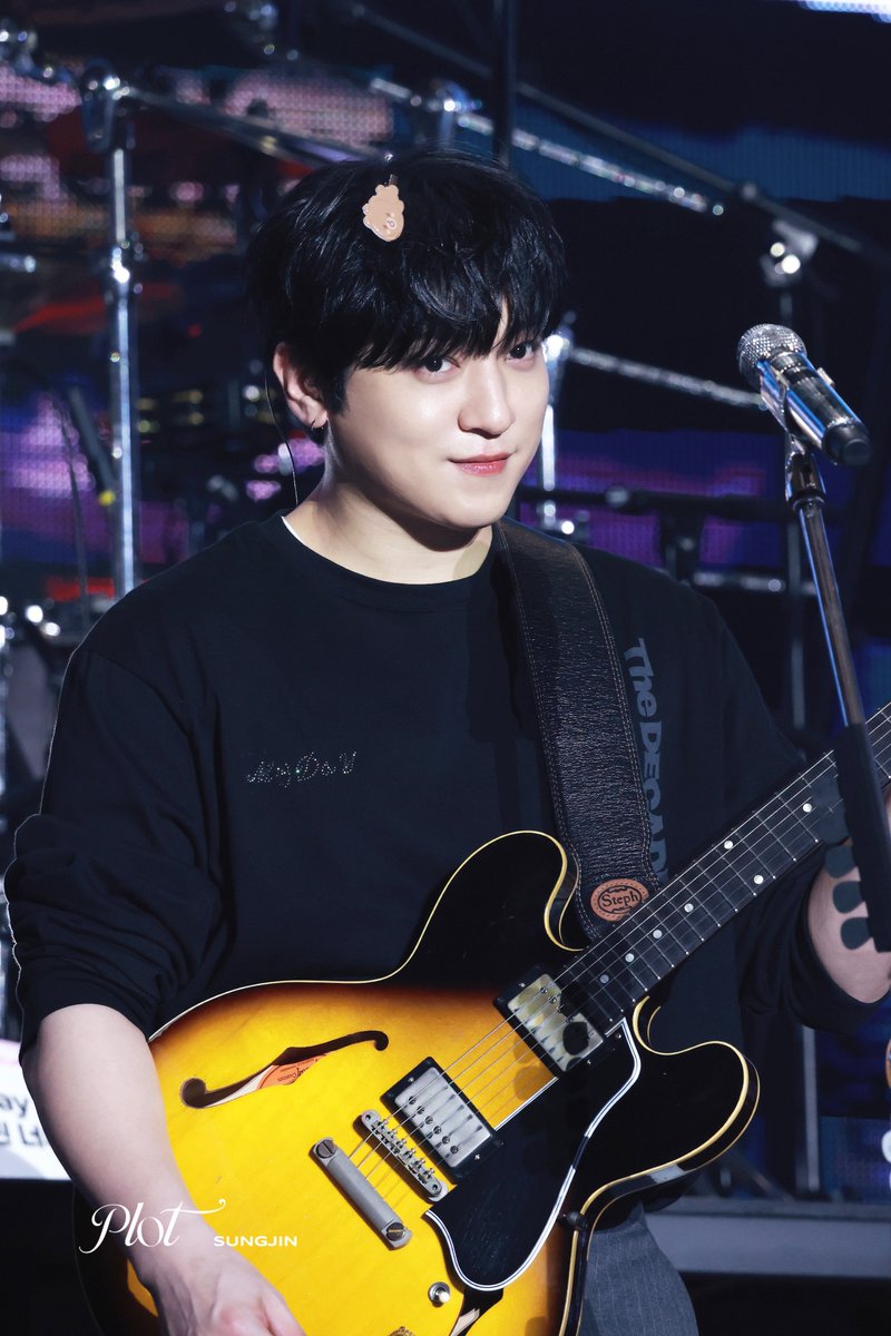 ๐๐ฅ๐จ๐ญ tweet media