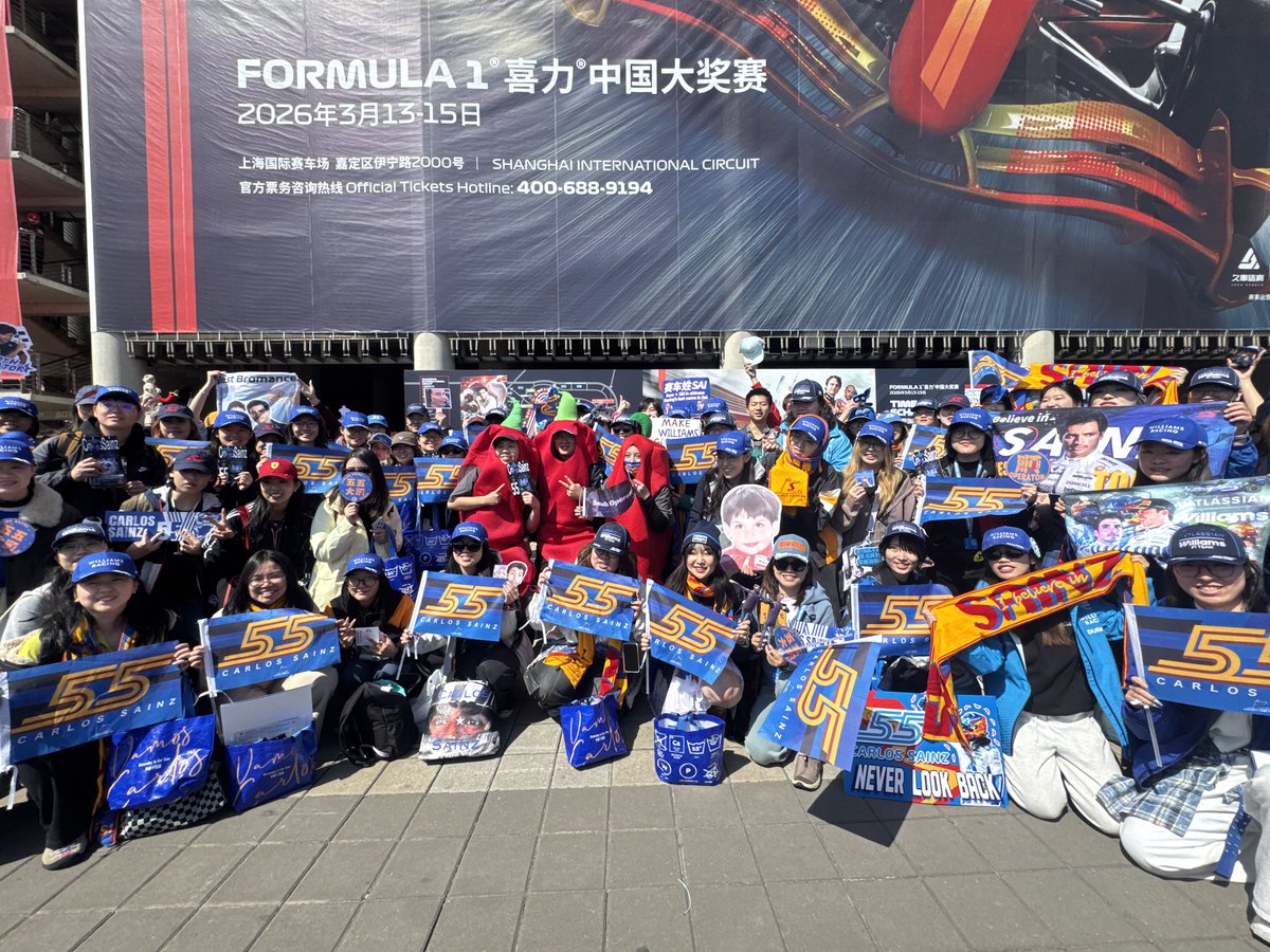 ProjectCS55CN's tweet photo. 🇨🇳Carlos Chinese fans group photo - Day 2

We got more chilis to join us today🥺🌶️

#ChineseGP #CarlosSainz https://t.co/WrN1NCGs4e